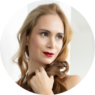 <strong>Անուշ Նիկողոսյան,</strong> ջութակահարուհի